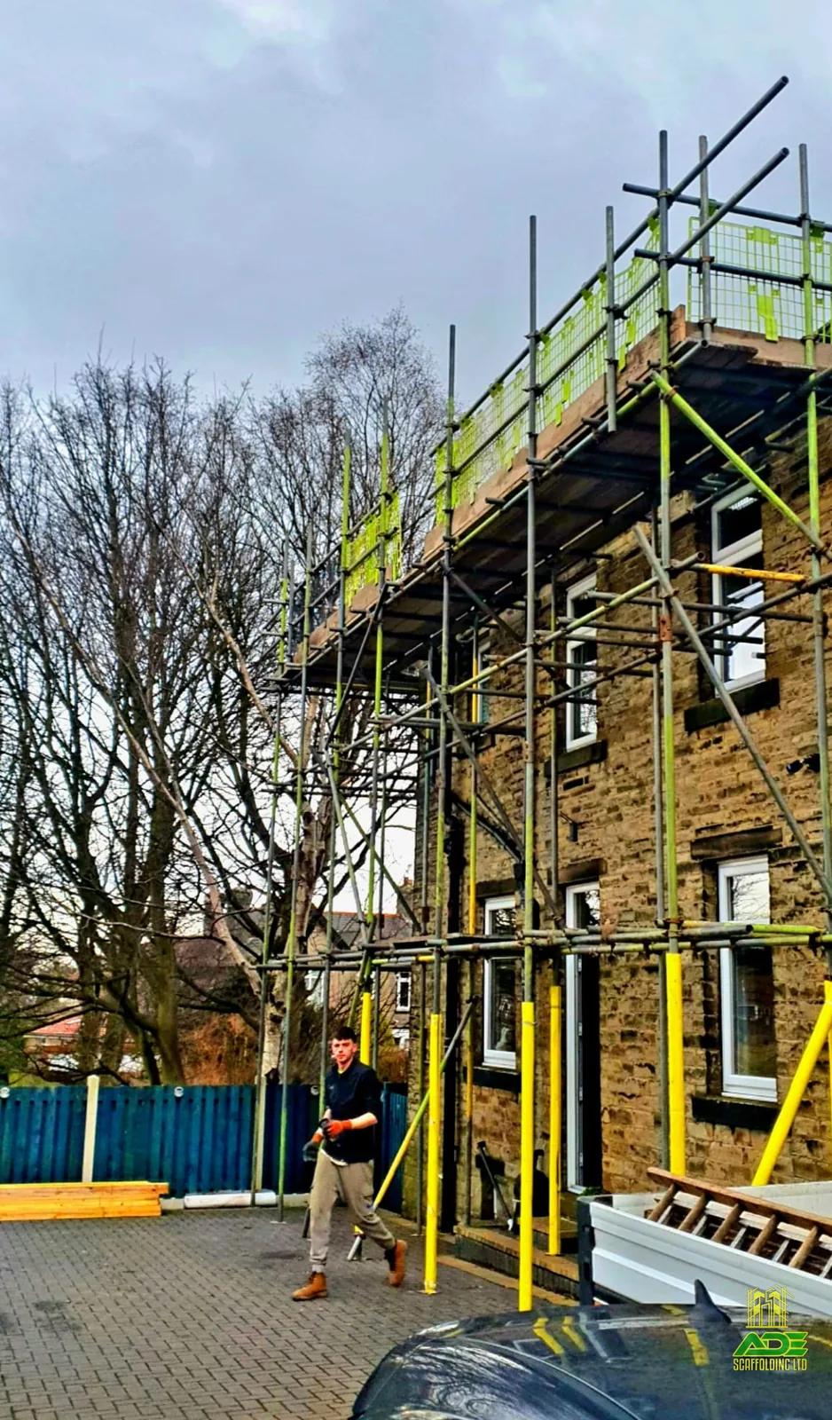 Two-lift front scaffold on a stone terrace for roofing works