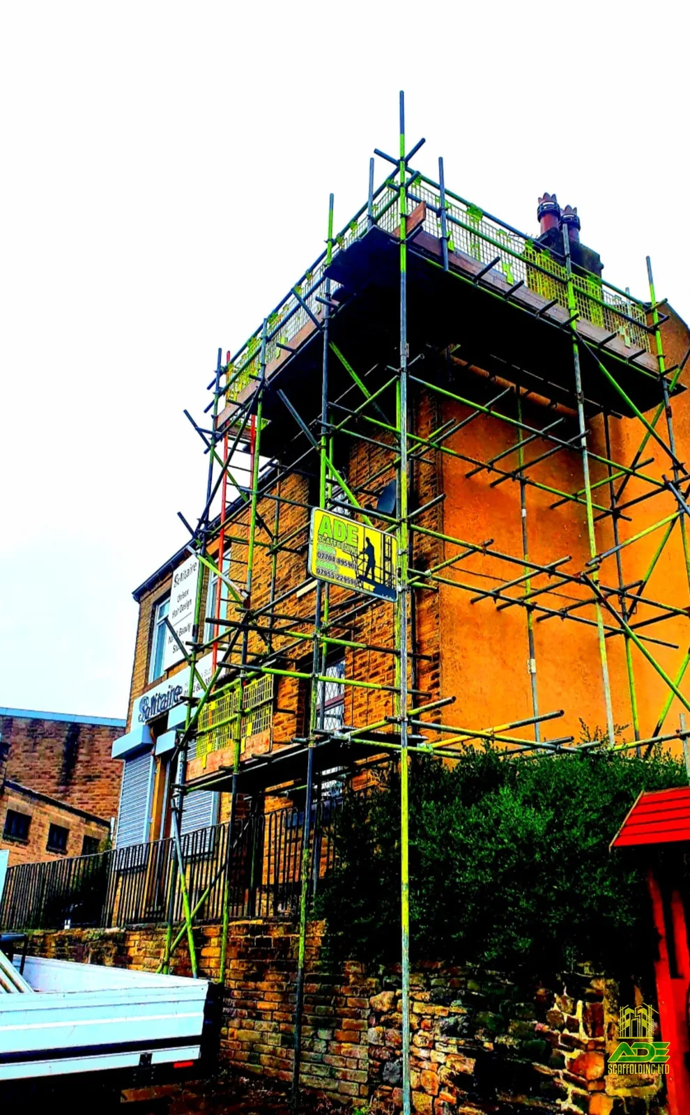 Three-lift scaffold on a tall Victorian elevation